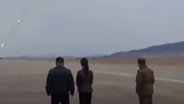 Ο Κιμ Γιονγκ Ουν παρακολουθεί με την κόρη του εκτόξευση βαλλιστικών πυραύλων – Το εντυπωσιακό βίντεο