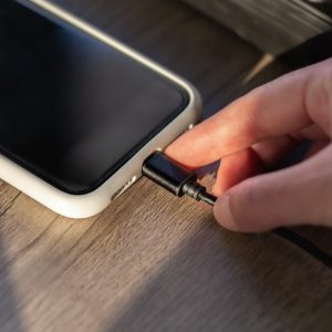 Γιατί τα κινητά δεν πωλούνται πια με φορτιστή