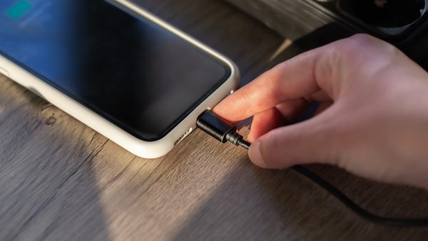 Γιατί τα κινητά δεν πωλούνται πια με φορτιστή