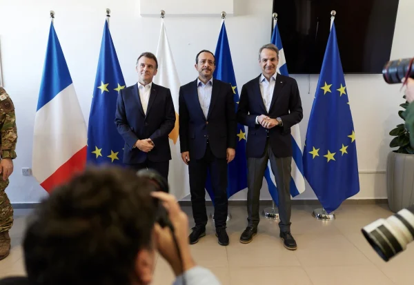 «Η Κύπρος δεν είναι και δεν θα μείνει ποτέ μόνη»: Κοινές δηλώσεις Μητσοτάκη, Μακρόν, Χριστοδουλίδη