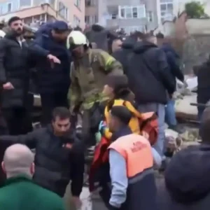 Κατέρρευσαν δύο κτίρια στην Κωνσταντινούπολη – Αναφορές για τραυματίες και εγκλωβισμένους