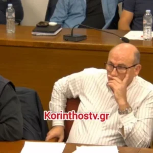 Επικό σκηνικό: Πολίτης με νταλκά μπήκε στο δημοτικό συμβούλιο και... τραγουδούσε Καζαντζίδη! (ΒΙΝΤΕΟ)