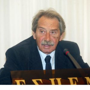 Πέθανε ο δημοσιογράφος Αντώνης Κούρτης – Ήταν κυβερνητικός εκπρόσωπος στην κυβέρνηση του Ανδρέα Παπανδρέου