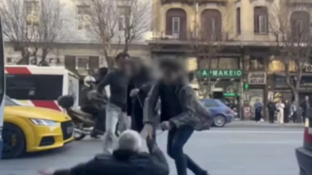 Οδηγός του ΟΑΣΘ βγήκε από το λεωφορείο και έπαιξε ξύλο με άλλον οδηγό που τον είχε μπλοκάρει, δείτε βίντεο