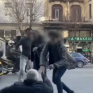 Οδηγός του ΟΑΣΘ βγήκε από το λεωφορείο και έπαιξε ξύλο με άλλον οδηγό που τον είχε μπλοκάρει, δείτε βίντεο