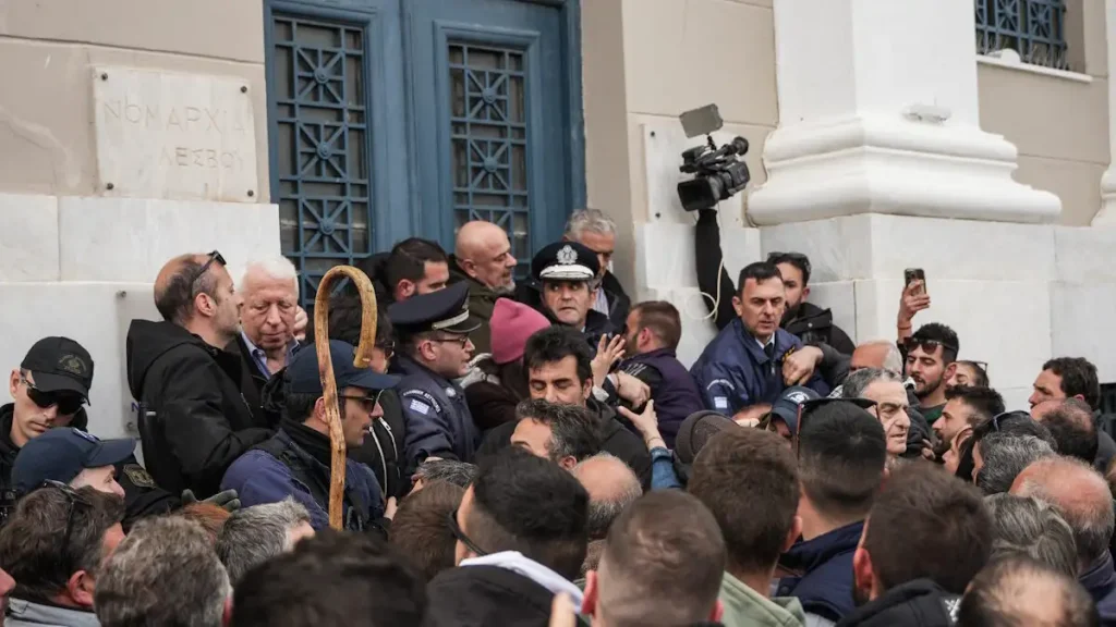 Λέσβος: Κτηνοτρόφοι προχώρησαν σε πολύωρο μπλόκο στο λιμάνι – Αντιδράσεις για τα μέτρα καραντίνας για τον αφθώδη πυρετό