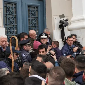 Λέσβος: Κτηνοτρόφοι προχώρησαν σε πολύωρο μπλόκο στο λιμάνι – Αντιδράσεις για τα μέτρα καραντίνας για τον αφθώδη πυρετό