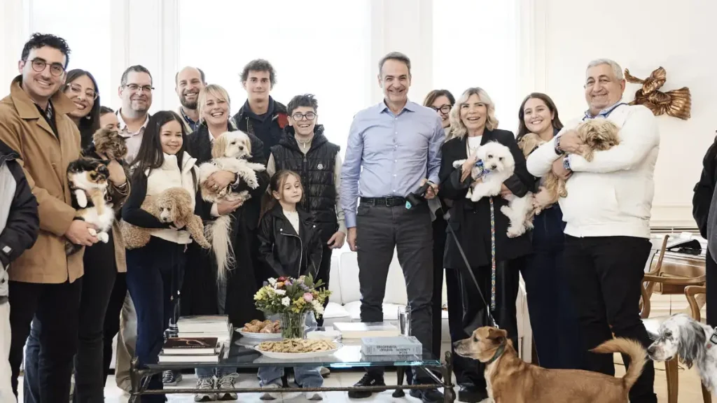 Συνάντηση Μητσοτάκη με Έλληνες που επαναπατρίστηκαν από τη Μέση Ανατολή μαζί με τα ζώα συντροφιάς τους