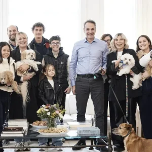 Συνάντηση Μητσοτάκη με Έλληνες που επαναπατρίστηκαν από τη Μέση Ανατολή μαζί με τα ζώα συντροφιάς τους