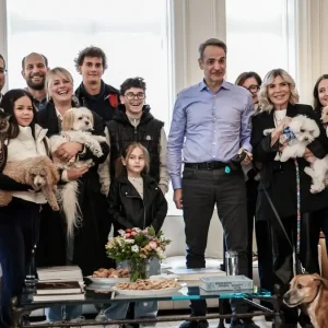 Βίντεο Μητσοτάκη από τη συνάντηση με τους επαναπατρισθέντες από τη Μέση Ανατολή με τα ζώα συντροφιάς τους