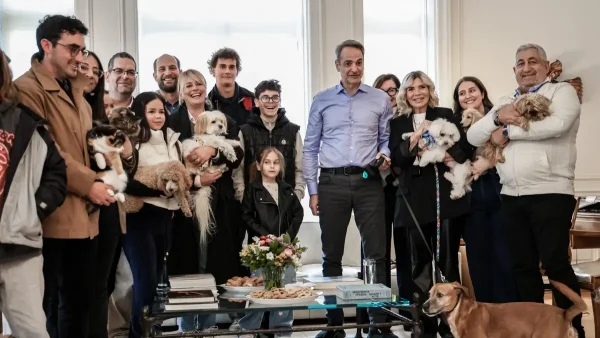 Βίντεο Μητσοτάκη από τη συνάντηση με τους επαναπατρισθέντες από τη Μέση Ανατολή με τα ζώα συντροφιάς τους