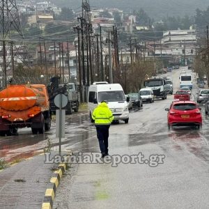 Λαμία: Σοβαρό πρόβλημα με λάδια στο οδόστρωμα πριν το Γενικό Νοσοκομείο - Δείτε εικόνες