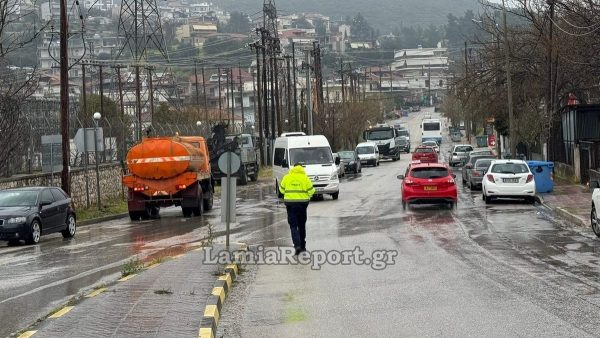 Λαμία: Σοβαρό πρόβλημα με λάδια στο οδόστρωμα πριν το Γενικό Νοσοκομείο - Δείτε εικόνες