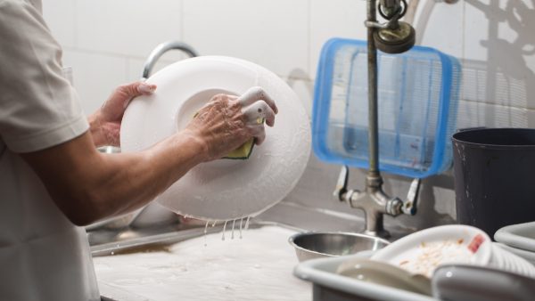 Το μεζεδοπωλείο "Αραξοβόλι" ζητά γυναίκα για λάντζα - μπουφέ