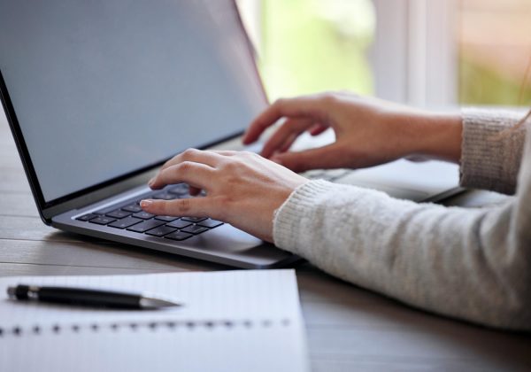 ΔΥΠΑ: Αναρτήθηκαν οι πίνακες ωφελούμενων για το voucher 750 ευρώ – Δείτε αν είστε μέσα