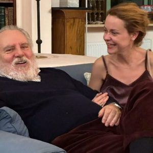 «Μου λείπει αφάνταστα»: Συγκινεί η Λένα Παπαληγούρα 40 ημέρες μετά τον θάνατο του πατέρα της