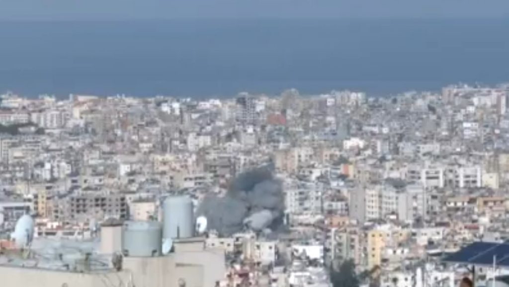 Το Ισραήλ βομβαρδίζει τον Λίβανο: Εκρήξεις σε Βηρυτό και υποδομές της Χεζμπολάχ – Εντολή εκκένωσης και νεκροί