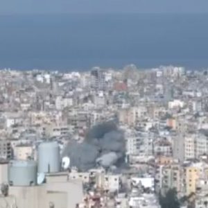 Το Ισραήλ βομβαρδίζει τον Λίβανο: Εκρήξεις σε Βηρυτό και υποδομές της Χεζμπολάχ – Εντολή εκκένωσης και νεκροί