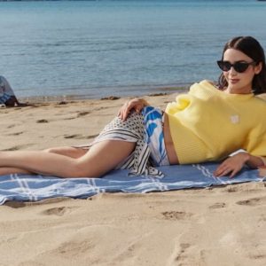 Κυκλοφόρησε η καμπάνια που γύρισε η Λίλι Κόλινς σε Πετράλωνα και Νέα Μάκρη -«Είμαστε στην Ελλάδα, είναι εκπληκτικά», λέει