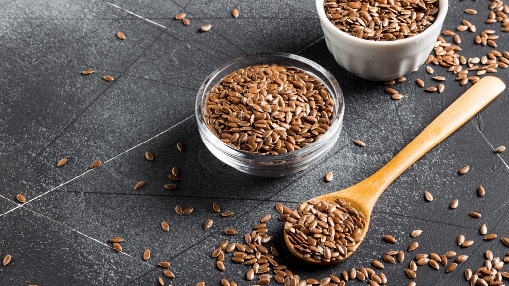 Λιναρόσπορος: Γιατί το άλεσμά του, τον μετατρέπει σε υπερτροφή