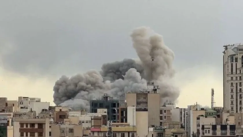 Ο Τραμπ απειλεί το Ιράν με «φωτιά, θάνατο και οργή», αν μπλοκάρει τα Στενά του Ορμούζ - Συνεχίζονται οι επιθέσεις