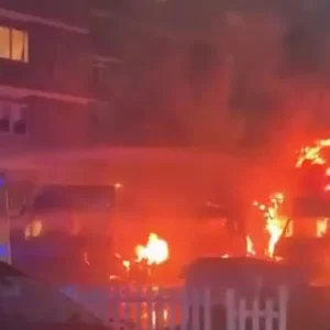 Λονδίνο: Εμπρησμός τριών ασθενοφόρων εβραϊκής οργάνωσης έξω από κτίριο συναγωγής – «Βαθιά σοκαριστική αντισημιτική επίθεση» καταδικάζει ο Στάρμερ