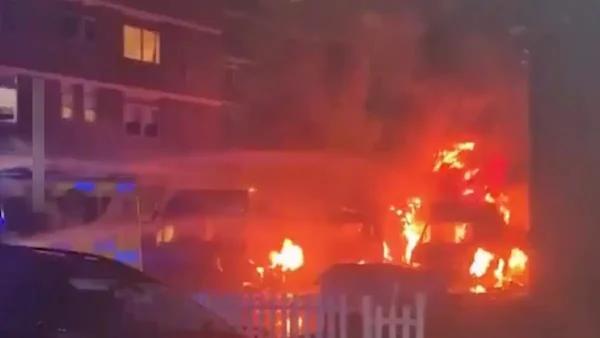 Λονδίνο: Εμπρησμός τριών ασθενοφόρων εβραϊκής οργάνωσης έξω από κτίριο συναγωγής – «Βαθιά σοκαριστική αντισημιτική επίθεση» καταδικάζει ο Στάρμερ