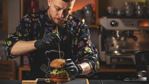 Ζητείται μάγειρας - μαγείρισσα στο Coyote