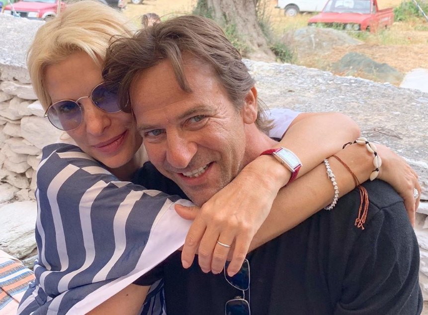 Η Ελένη Μενεγάκη διαψεύδει τις φήμες περί χωρισμού από τον σύζυγό της, Μάκη Πανταζόπουλο – «Απολύτως ψευδή δημοσιεύματα»