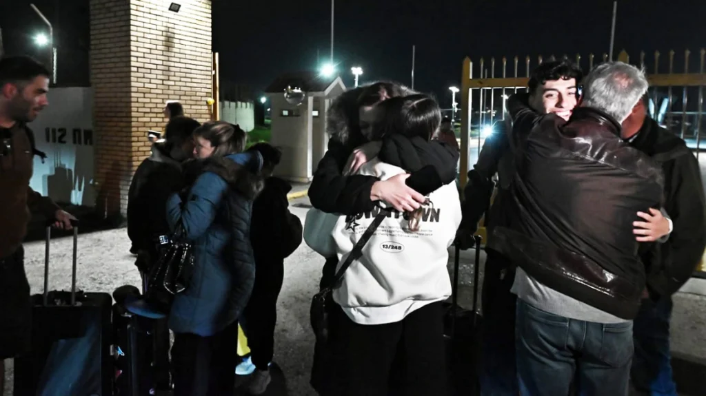 Στις αγκαλιές των δικών τους έπεσαν οι 91 Έλληνες που επαναπατρίστηκαν από το Άμπου Ντάμπι - Εφτασαν με C-130 στην Ελευσίνα