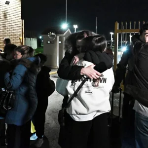 Στις αγκαλιές των δικών τους έπεσαν οι 91 Έλληνες που επαναπατρίστηκαν από το Άμπου Ντάμπι - Εφτασαν με C-130 στην Ελευσίνα