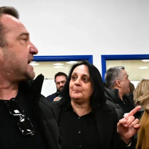 Δίκη για Τέμπη: «Θα σε σκίσω με τα χέρια μου» φώναξαν συγγενείς των θυμάτων στον κατηγορούμενο πρώην πρόεδρο του ΟΣΕ, δείτε βίντεο