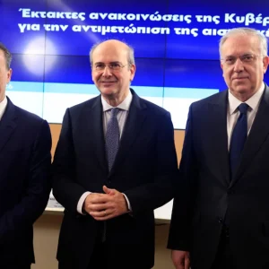 Χατζηδάκης, Παπασταύρου και Θεοδωρικάκος ανακοινώνουν τα μέτρα για την αντιμετώπιση της αισχροκέρδειας, δείτε live