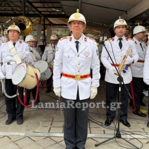 Τραγουδώντας τον Θούριο η Φιλαρμονική του Δήμου Λαμιέων άνοιξε την παρέλαση της 25ης Μαρτίου