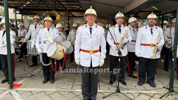 Τραγουδώντας τον Θούριο η Φιλαρμονική του Δήμου Λαμιέων άνοιξε την παρέλαση της 25ης Μαρτίου