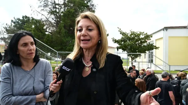 Δίκη για τα Τέμπη – Μαρία Καρυστιανού: «Ήμασταν 700 άτομα σε μια αίθουσα σαν τα ποντίκια»