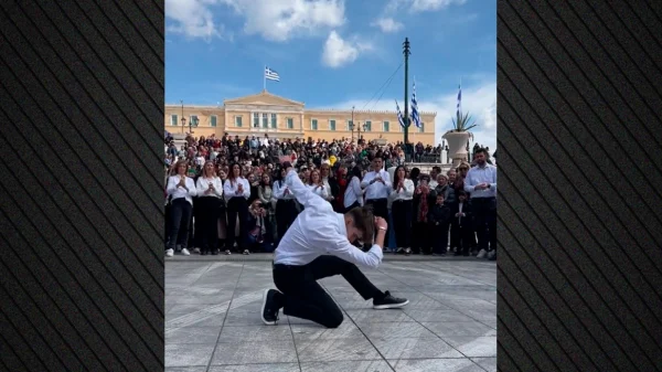 Το ζεϊμπέκικο στην πλατεία Συντάγματος μετά την παρέλαση που έκανε 1 εκατ. προβολές, δείτε βίντεο