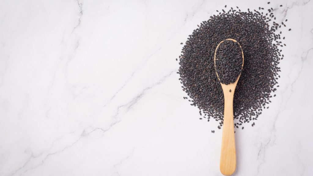 Μαύρο σουσάμι: Έχει περισσότερα οφέλη από το λευκό; Μια ειδικός εξηγεί