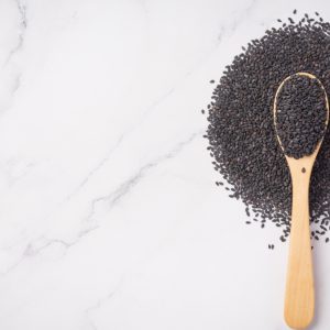 Μαύρο σουσάμι: Έχει περισσότερα οφέλη από το λευκό; Μια ειδικός εξηγεί