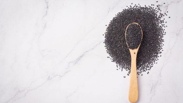 Μαύρο σουσάμι: Έχει περισσότερα οφέλη από το λευκό; Μια ειδικός εξηγεί