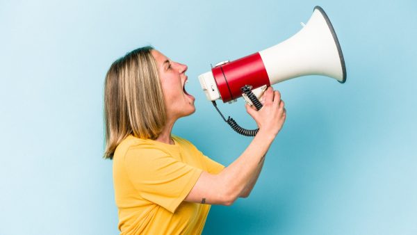 Έβριζε τους γείτονες τη νύχτα με μεγάφωνο και... καταδικάστηκε σε τρεις μήνες φυλάκιση