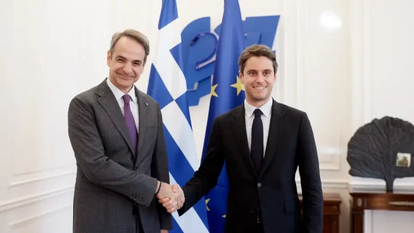 Συνάντηση Μητσοτάκη με τον πρώην πρωθυπουργό της Γαλλίας Γκαμπριέλ Ατάλ: Στο επίκεντρο οι ελληνογαλλικές σχέσεις και η Μέση Ανατολή