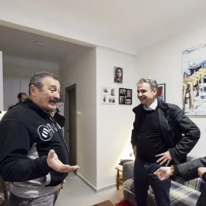 Επίσκεψη Μητσοτάκη σε ωφελούμενο προγραμμάτων για κοινωνική στέγη στη Θεσσαλονίκη: «Όλοι αξίζουν μια δεύτερη ευκαιρία»