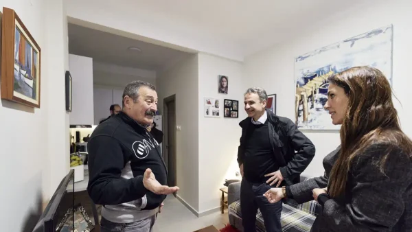 Επίσκεψη Μητσοτάκη σε ωφελούμενο προγραμμάτων για κοινωνική στέγη στη Θεσσαλονίκη: «Όλοι αξίζουν μια δεύτερη ευκαιρία»