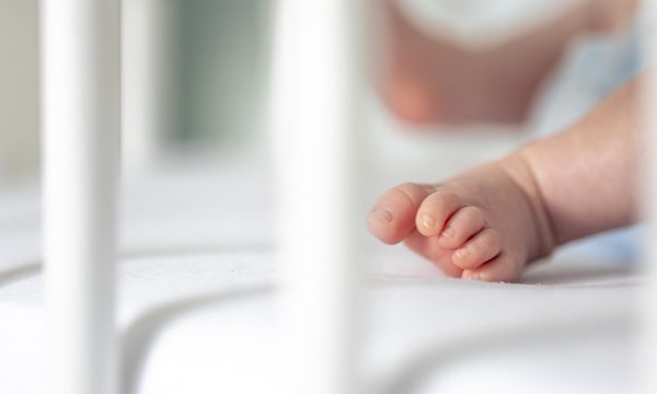 Με κατάγματα στα πόδια και εγκαύματα νοσηλεύεται μωρό 10 μηνών από την Ηλεία - Έρευνα της ΕΛΑΣ για πιθανή κακοποίηση