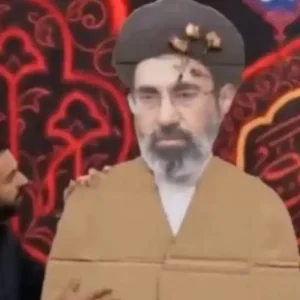 Μοτζτάμπα Χαμενεΐ: Με χάρτινο ομοίωμα εμφανίστηκε στην Τεχεράνη – Τραυματίστηκε την πρώτη ημέρα του πολέμου στο Ιράν, γράφουν οι NYT