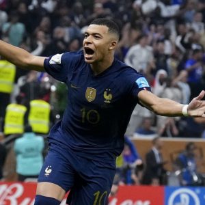 Μπαπέ: Πρώτος σκόρερ στο Champions League παρά τον τραυματισμό