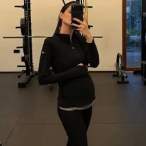 Η εγκυμονούσα Αλεξάνδρα Νίκα φωτογραφίζει τον Κωνσταντίνο Αργυρό και δείχνει πόσο έχει φουσκώσει η κοιλιά της