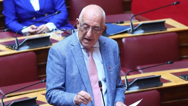 Νικήτας Κακλαμάνης σε ΠΑΣΟΚ για την προ ημερησίας: Χάλασε ο κόσμος για 40 ημέρες;