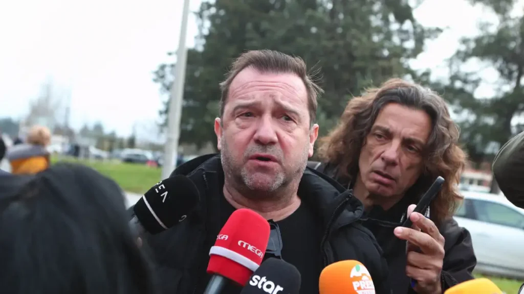 Δίκη για τα Τέμπη – Νίκος Πλακιάς: «Σήμερα μπάζωσαν και τα υπόλοιπα μέλη της οικογένειας μας»